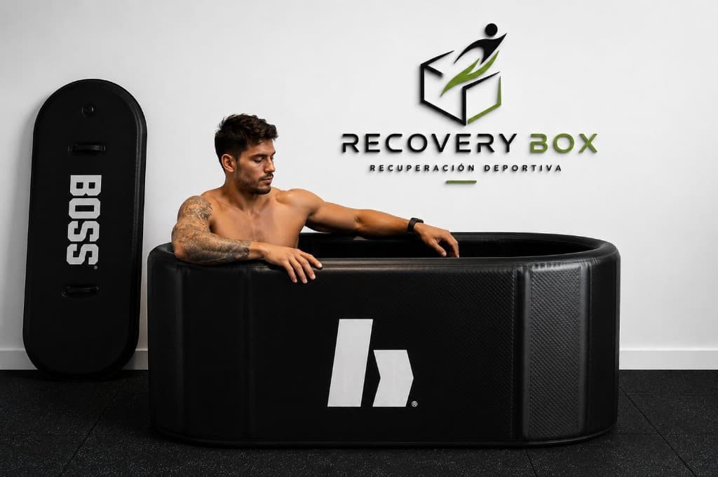 Hombre en tina de hielo durante una sesión de crioterapia en Recovery Box